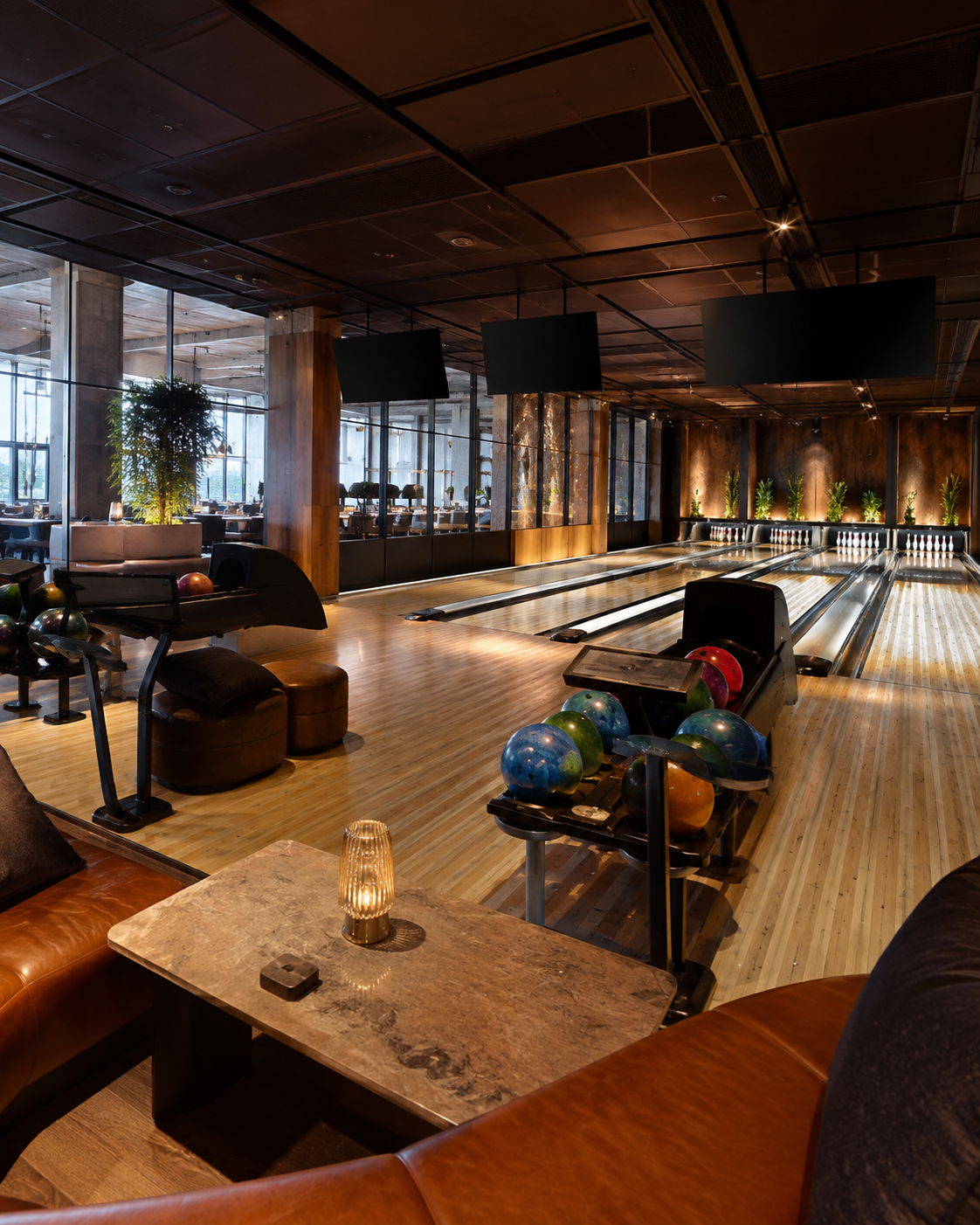 Moderne bowlinglounge met warme verlichting